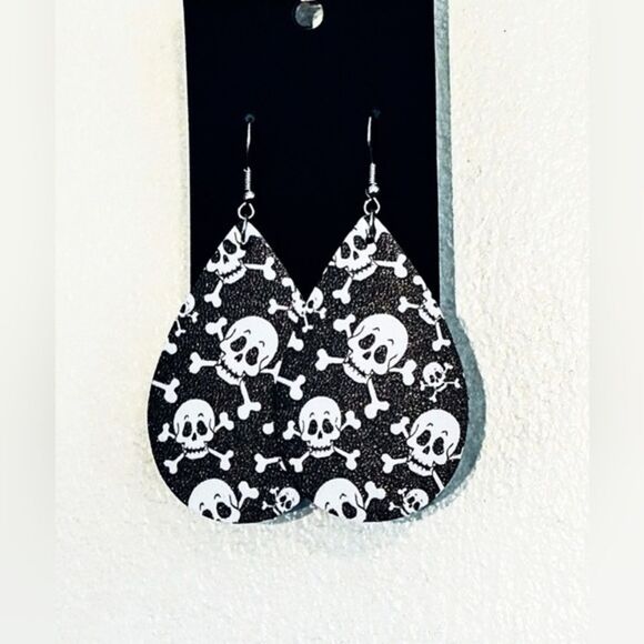 Rebel Chic: Black Teardrop Earrings with Skull and‎ Crossbones Design - Picture 1 of 1